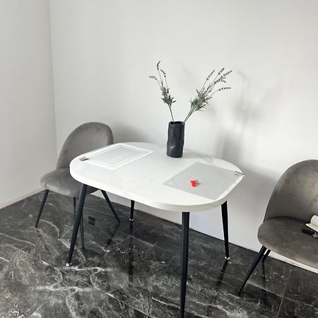 Люкс Апартаменти В Жкарена Та Жк Great House リウネ エクステリア 写真